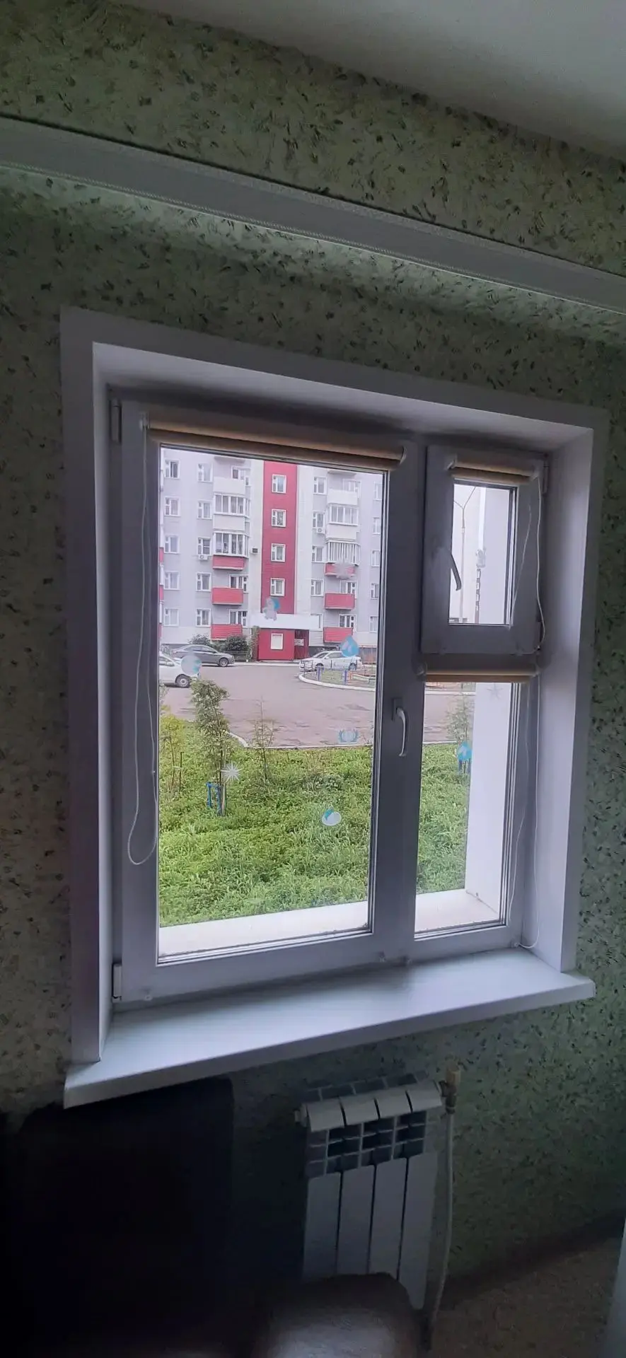 Рулонные шторы на окно с форточкой — вечная боль 😅