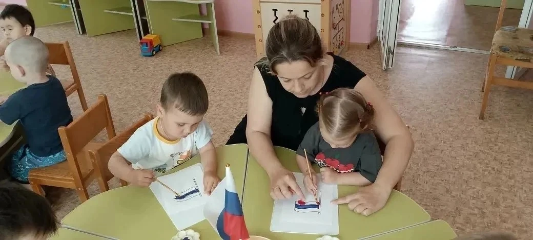 🧸«Карапузики» 1 группы готовились к празднику День России !

Прослушали историю флага России, узнал