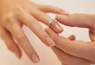 De Beers: как с помощью рекламы компания заставила всех девушек мечтать о кольце с брил...