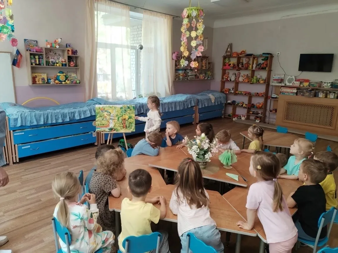 Малыши второй младшей группы "Гномики" рассматривали сюжетную картину "Весна", называли...
