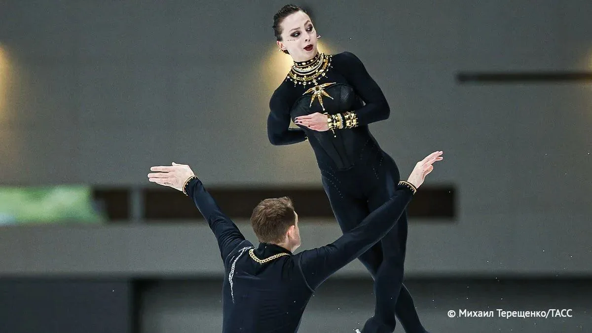 Российские фигуристы Александра Бойкова и Дмитрий Козловский выиграли международный тур...