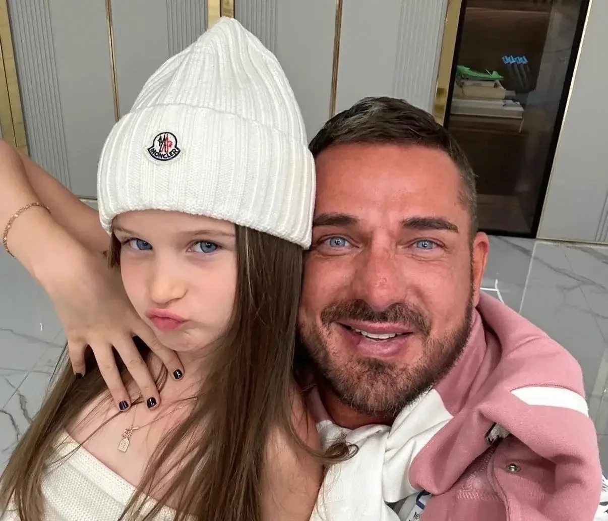 Курбан Омаров рассказал о конфликте с Ксенией Бородиной из-за их 10-летней дочери Теоны.