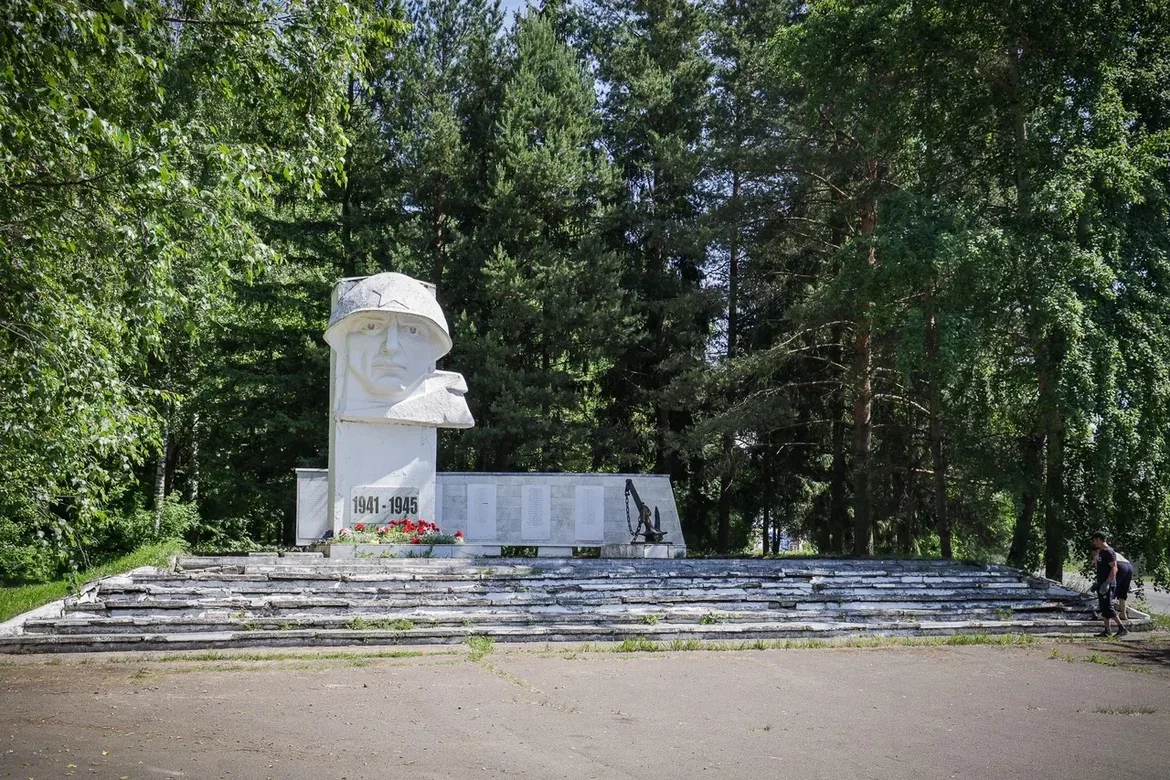 Приводим в порядок места памяти о героях.
 
Прямо сейчас на мемориале памяти погибших в Великую Отеч