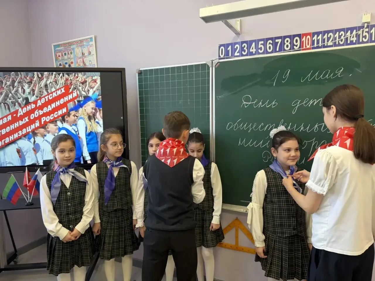 Наши учащиеся , входящие в ученическое самоуправление «Движение первых» совместно с советником дирек