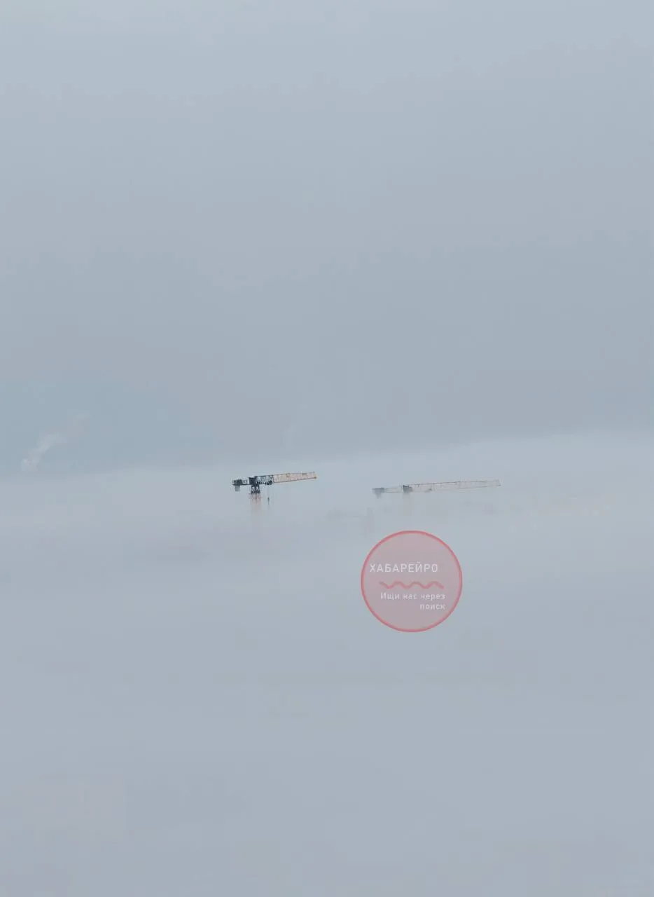 Сегодня утром Хабаровск накрыл сильный туман  Те, кто рано встает смогли застать картину торчащих вы