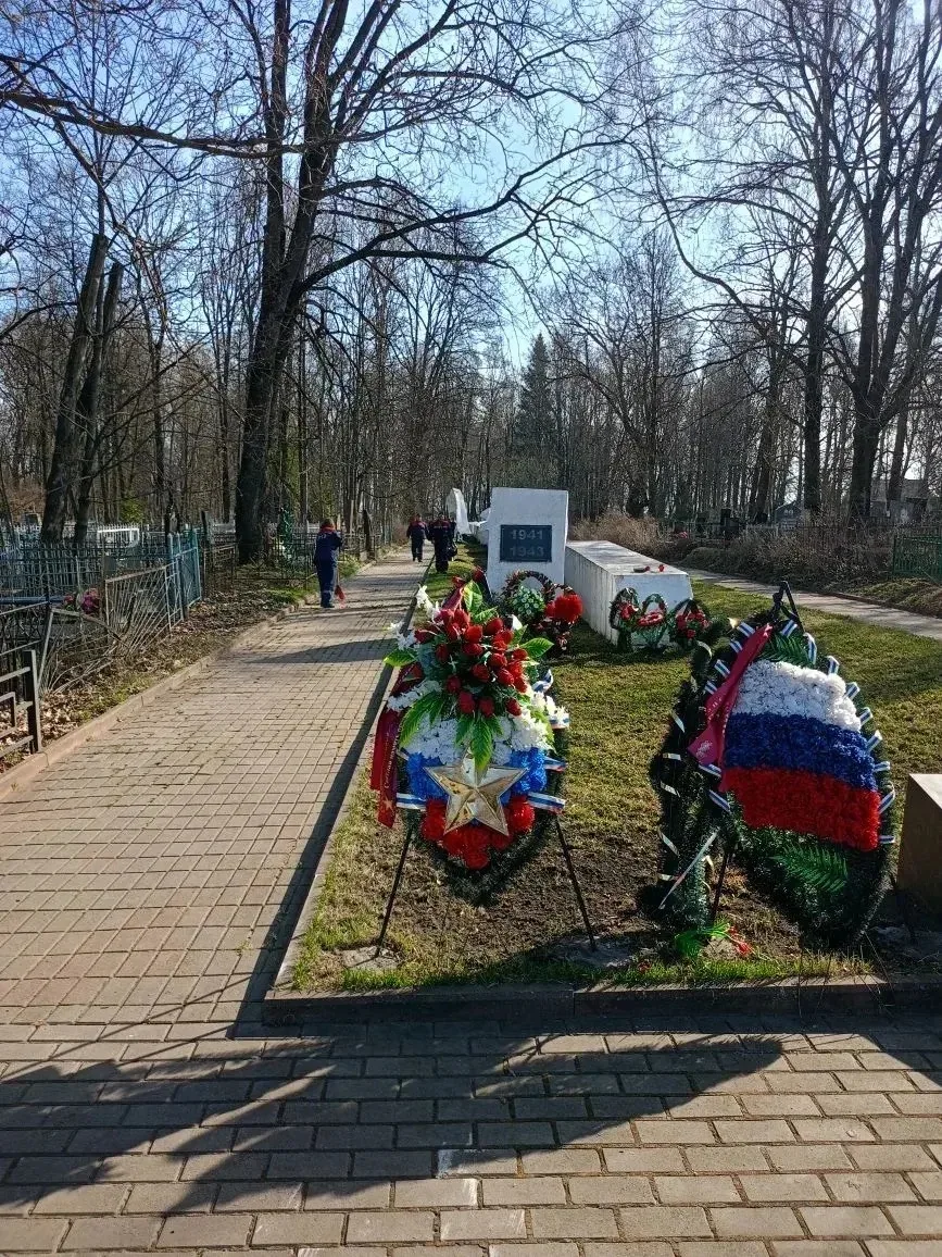 Приступили к весенним субботникам.