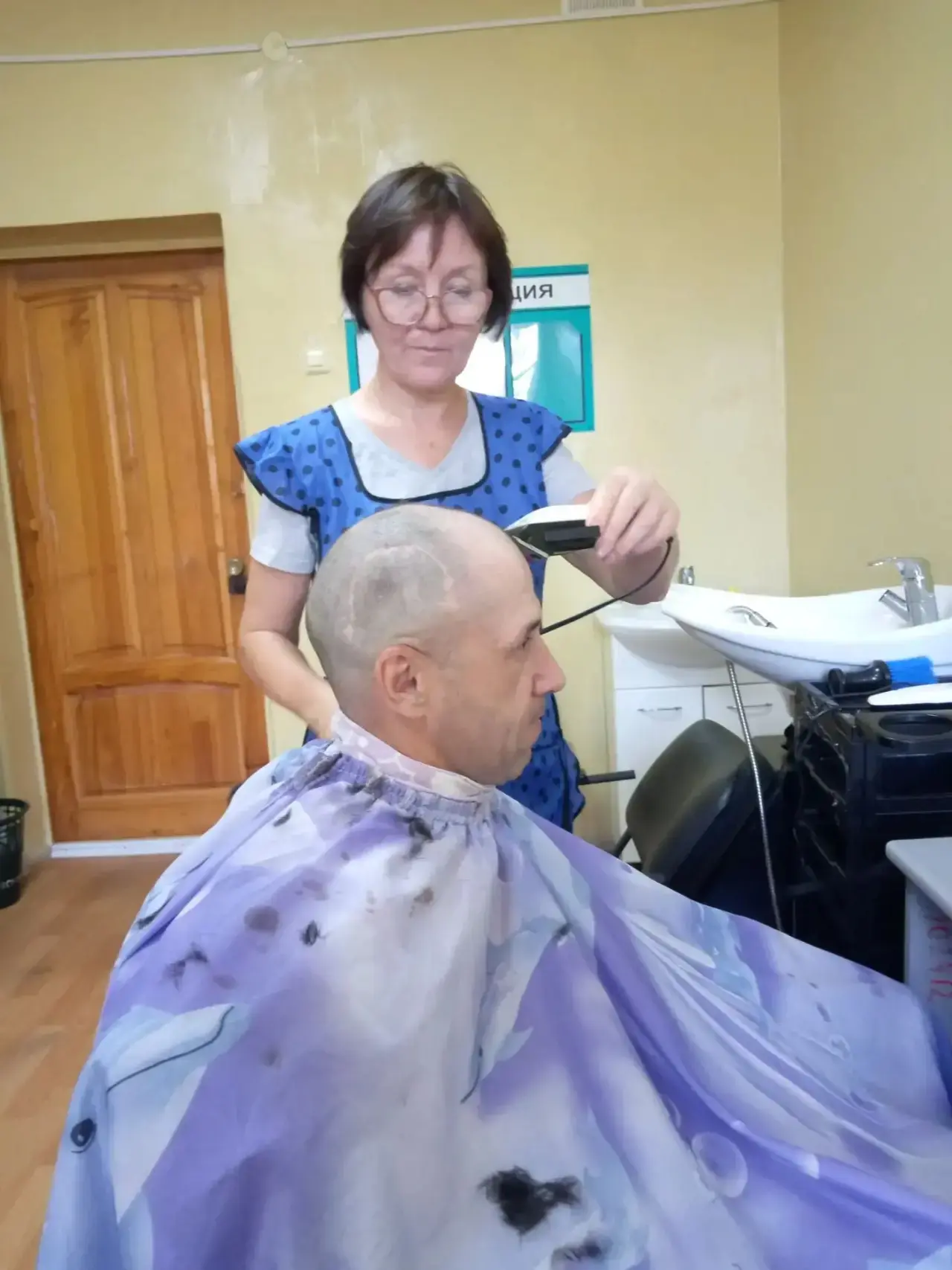 ✂Вторник день работы парикмахерского кабинета. Все желающие жители приходят постричься,...