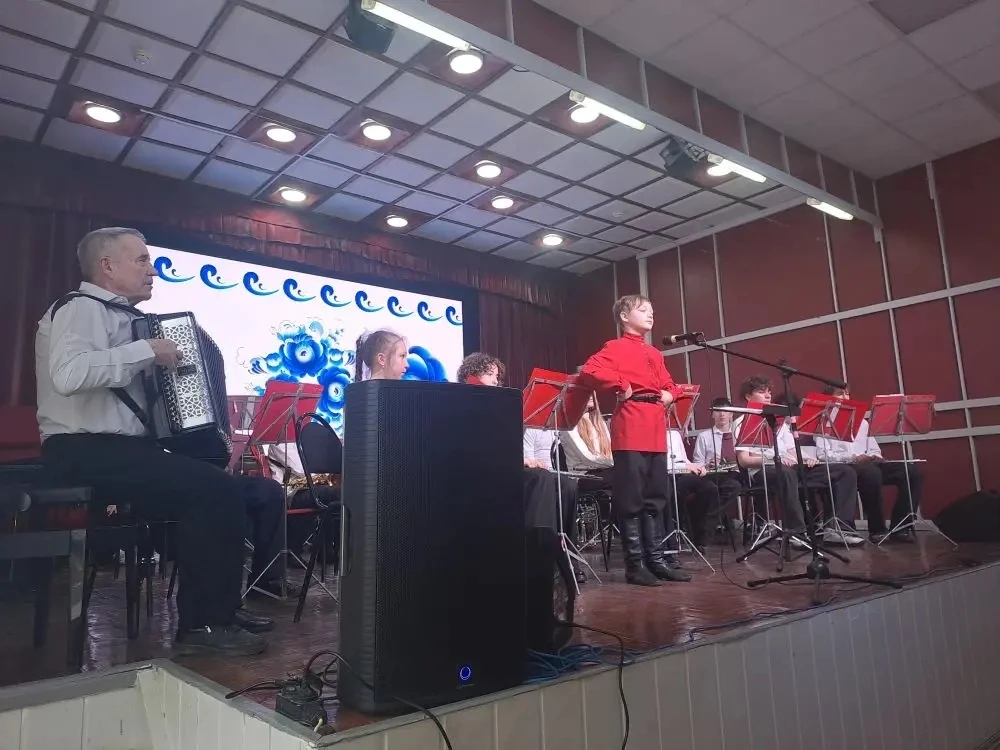 🇷🇺 СЛАВИМ РОДИНУ СВОЮ! 🇷🇺  🗓️Сегодня, 26 марта, обучающиеся МБОУ СОШ №17 г. Азова стали участниками 