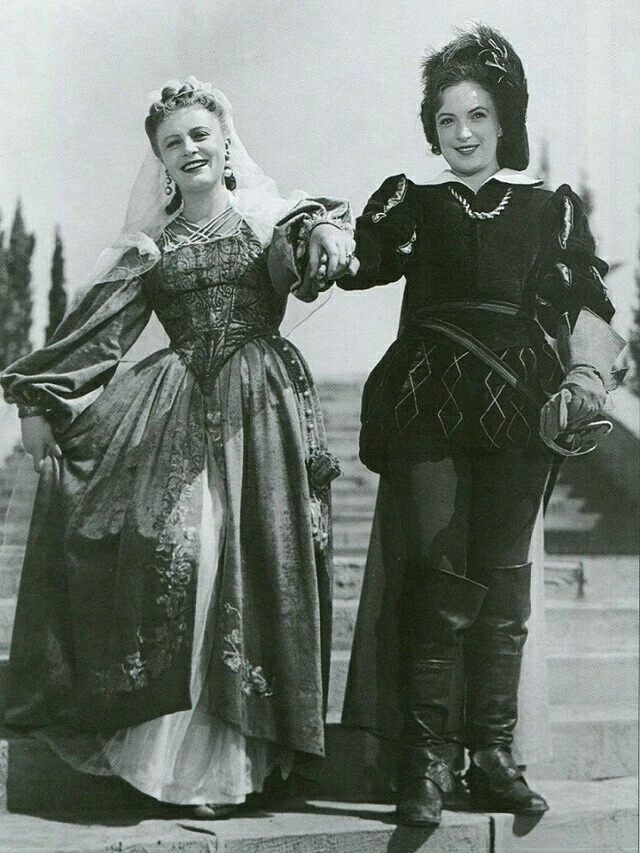 🎬 Алла Ларионова и Клара Лучко в картине «Двенадцатая ночь», 1955 год.
