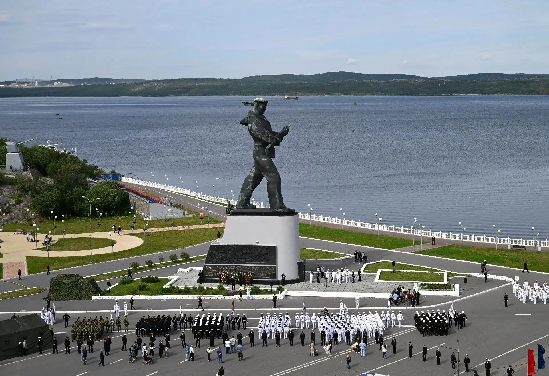 ⚓ 330 лет на страже морских рубежей: губернатор Андрей Чибис и командующий Северным флотом Константи