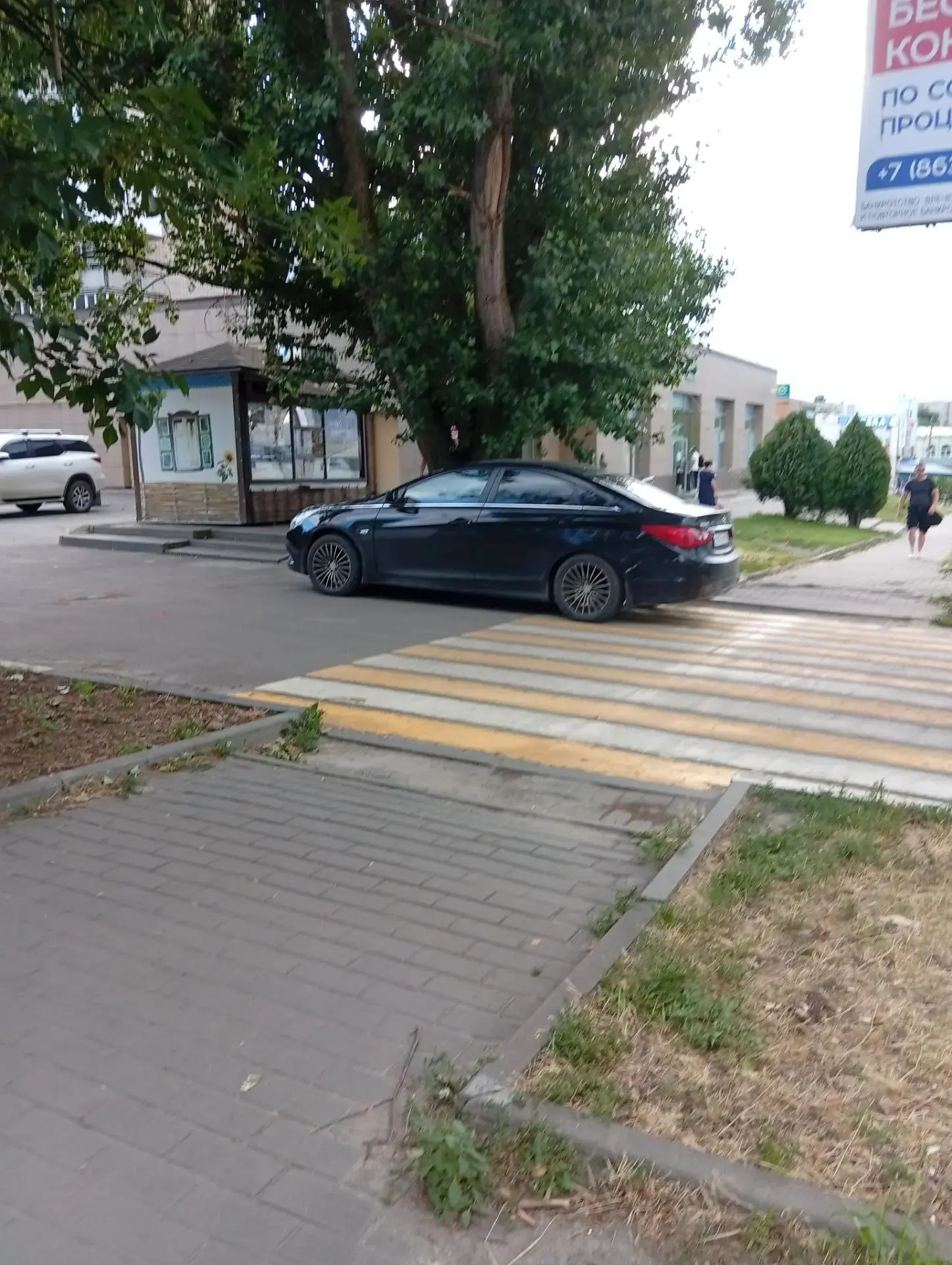 От подписчика: Парковка на зебре уже норма??