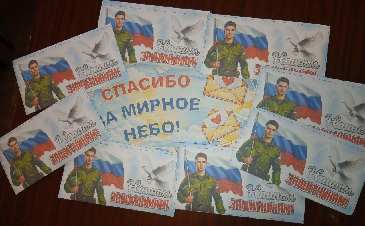 Дуют ветры в феврале,
Воют в трубах громко.
Змейкой мчится по земле
Лёгкая позёмка.
Поднимаясь, мчат