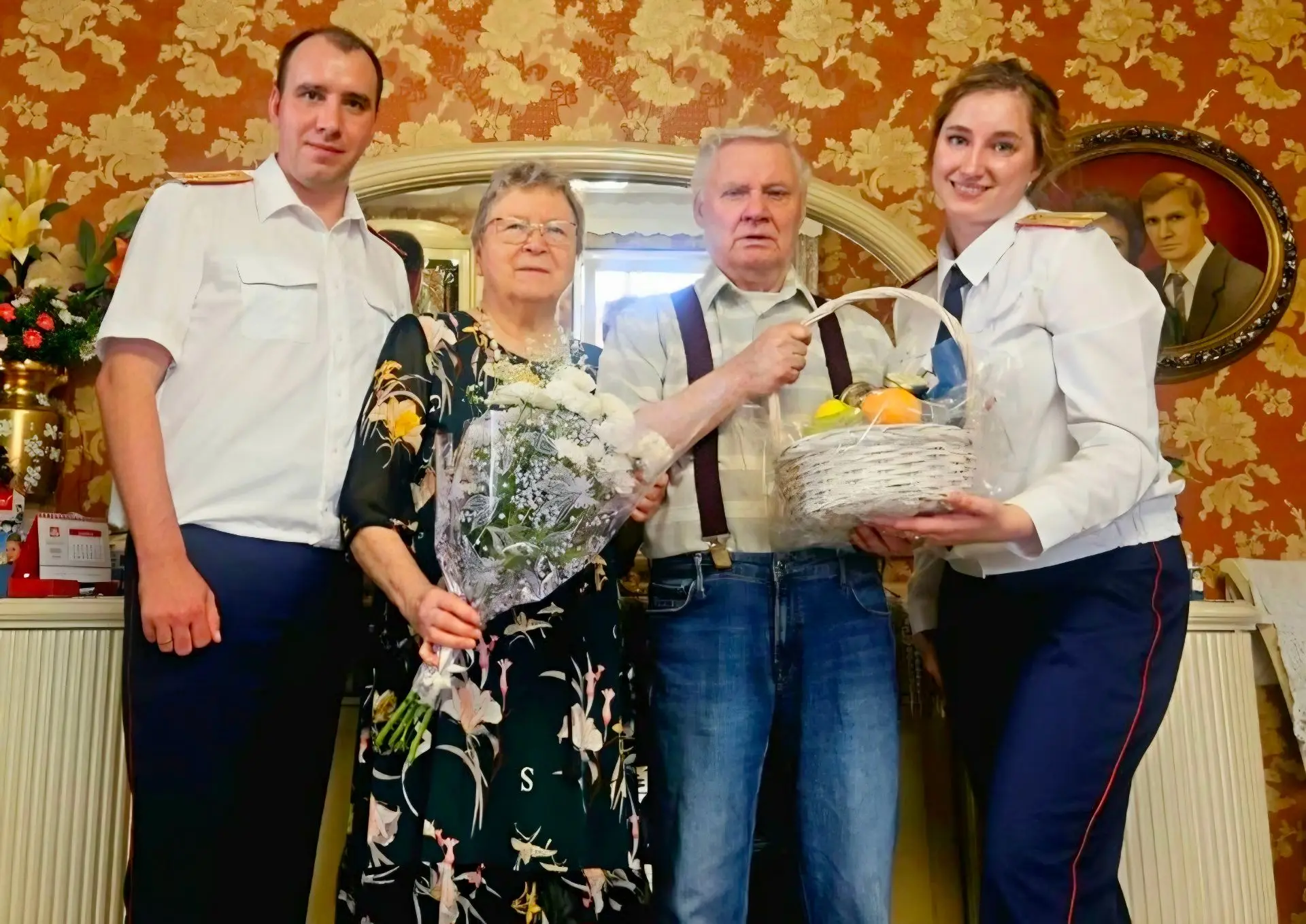В Иркутске офицеры СК навестили Леонида Васильевича Соколова, чье детство пришлось на г...