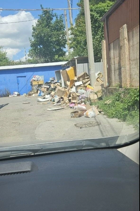 Возле детского сада "Зоренька" на Мысхако, скоро нельзя будет до него доехать.