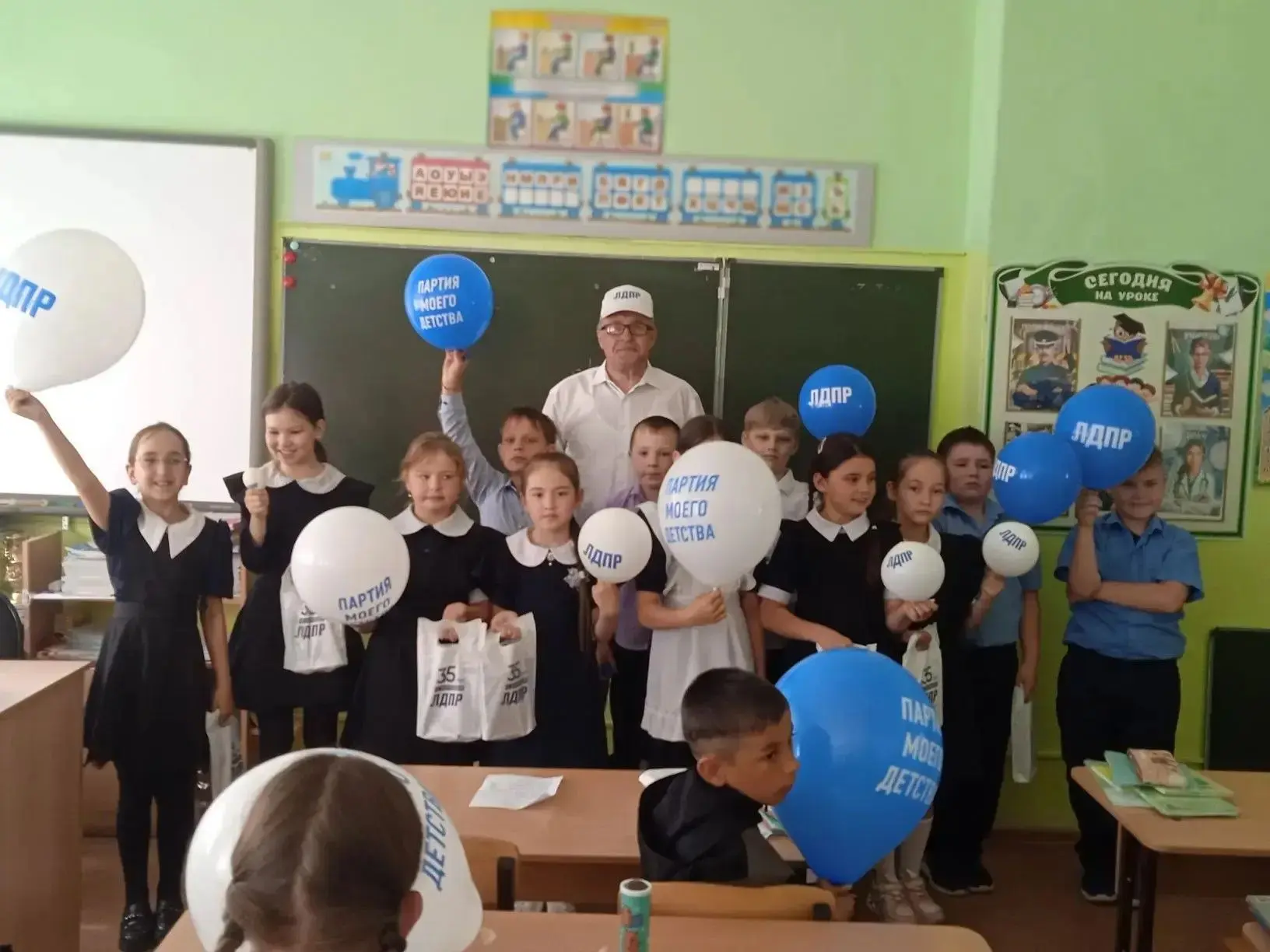 🤩Актив Агрызского местного отделения ЛДПР поздравил местных учеников гимназии