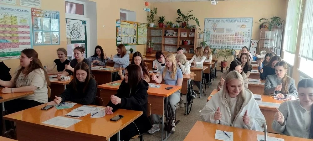 🚨 Второй день сборов — не до скуки!  У парней: ГТО и строевая. Выглядит серьёзно 💪  У девчонок день 