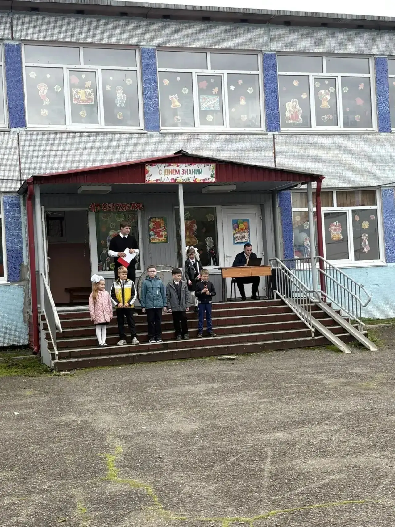 В МБОУ «СОШ № 49» прошла торжественная линейка, посвящённая Дню знаний и началу нового ...