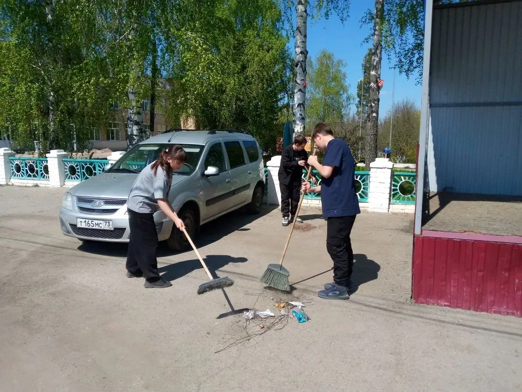 В преддверии 9 мая коллектив  школы принял участие в субботнике по благоустройству мест проведения м