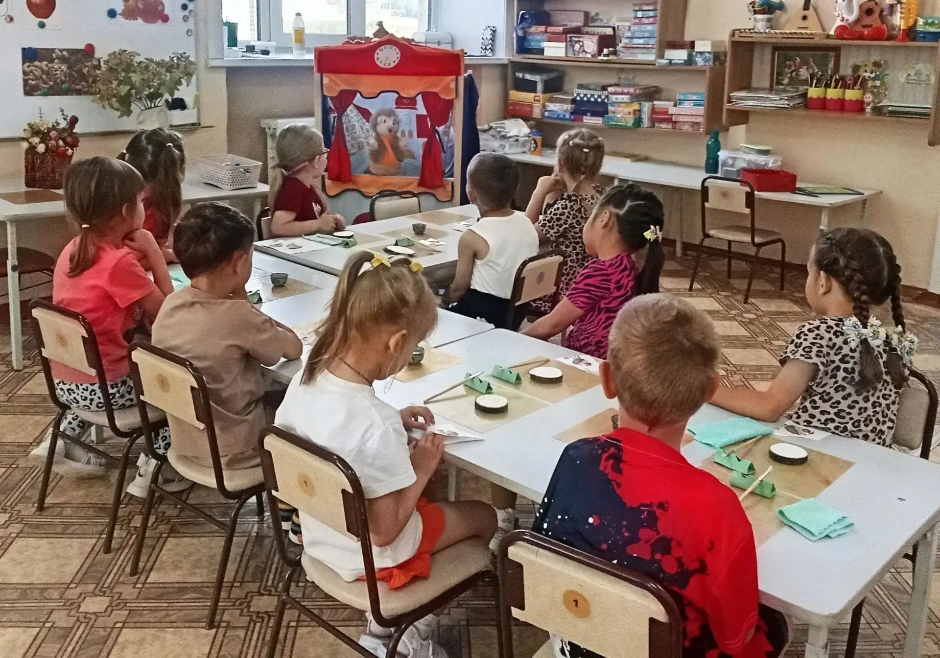 Сегодня, в группу "Фантазеры",    🦔 принёс детям  яблоки сразу трёх цветов: красное, ж...