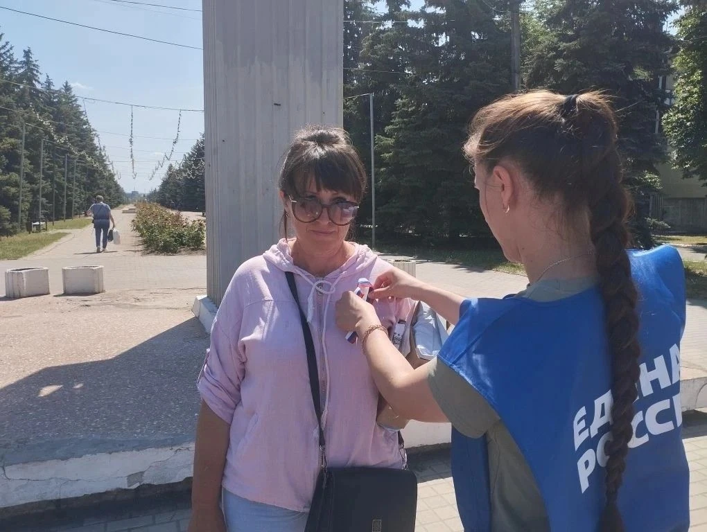 🇷🇺В преддверии главного государственного праздника активисты «Единой России» провели патриотическу
