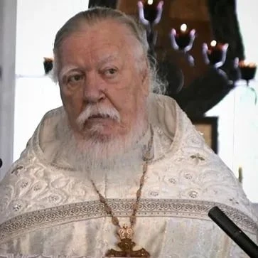 Христос нам предлагает духовный пир. Ничего не обещает, никаких царский палат, нет. Вот вам крест, в