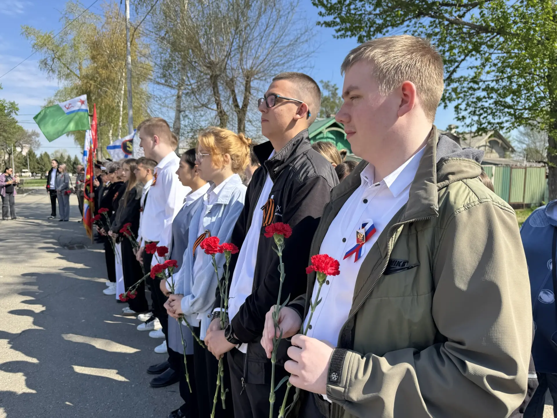 Сегодня, в этот солнечный майский день, ученики и педагоги нашей школы собрались у одного из самых з