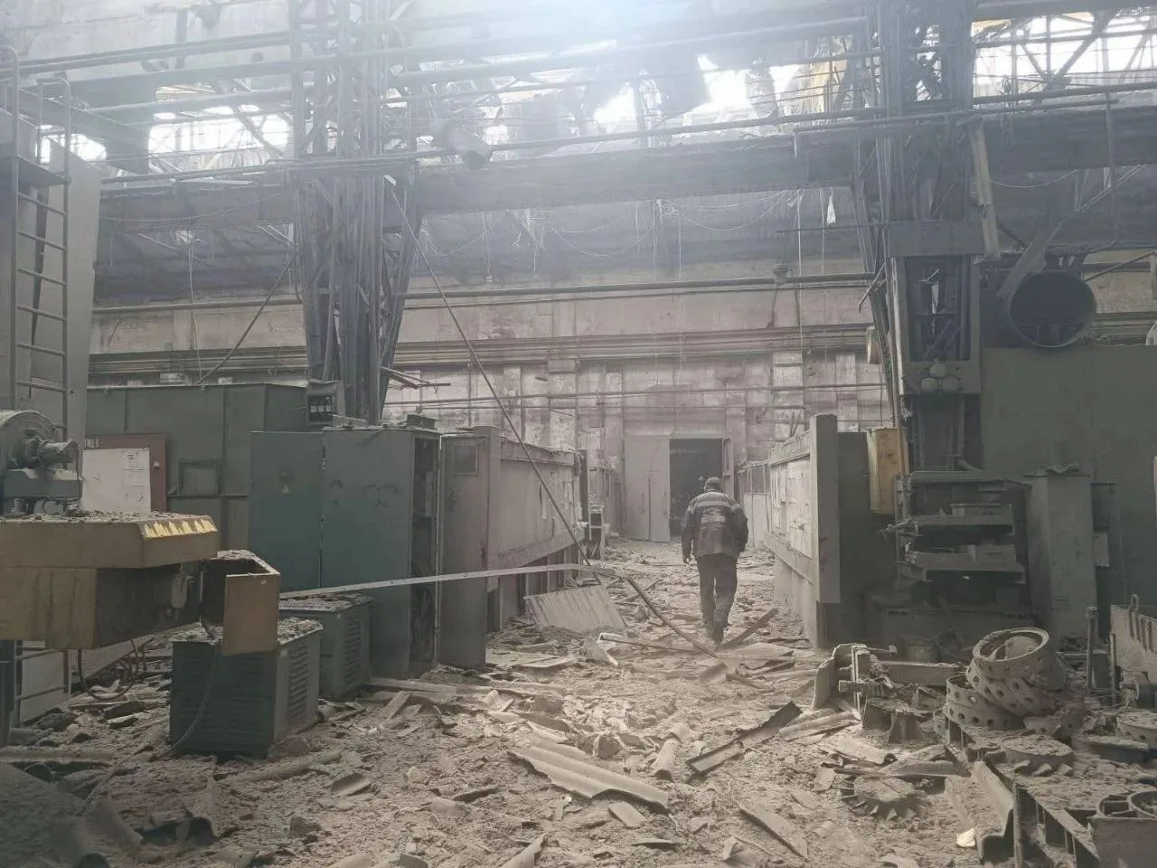 Кадры удара ракетой-дроном «Дань-Т» по запорожскому электровозоремонтному заводу (ЗЭРЗ)