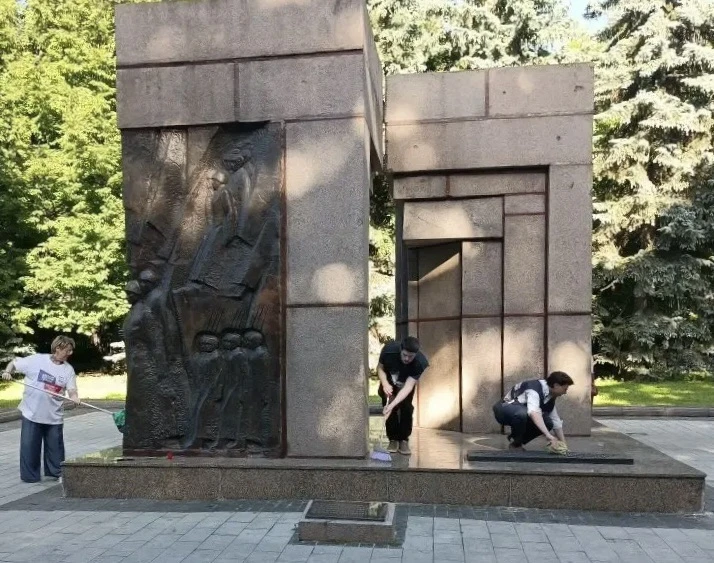 Чистота — тоже память: акция по уходу за мемориалами

В нашем районе прошла важная акция по уходу за