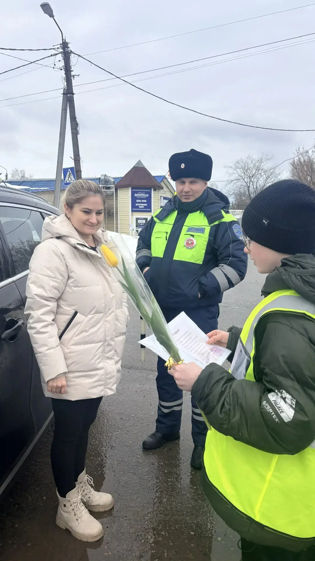 В преддверии Международного женского дня волонтёры нашей школы приняли участие в районной акции «Мам