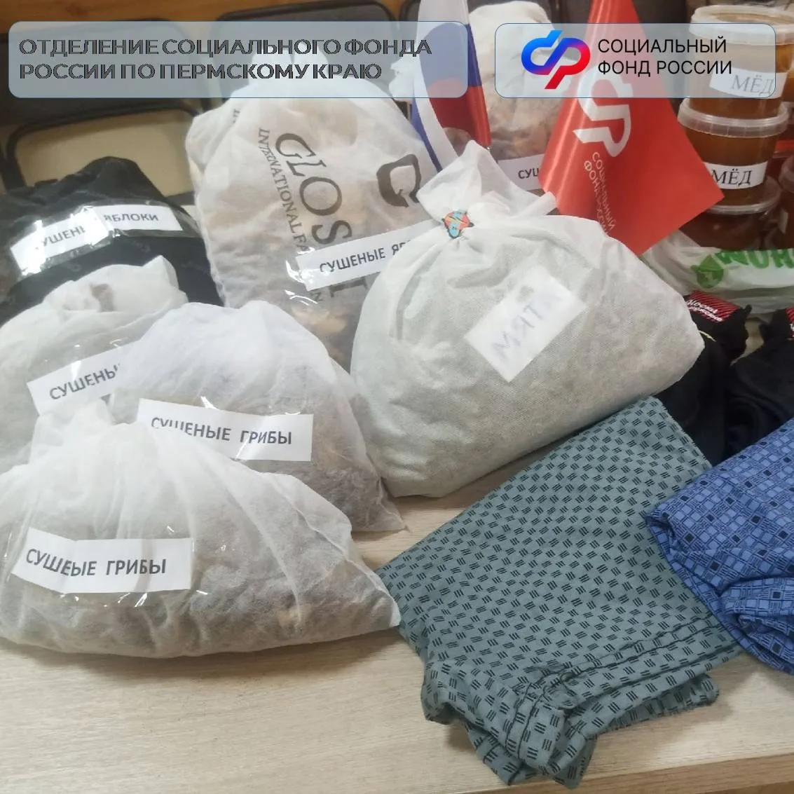 Активисты Центра общения старшего поколения в селе Карагай Пермского края поздравили участников СВО 