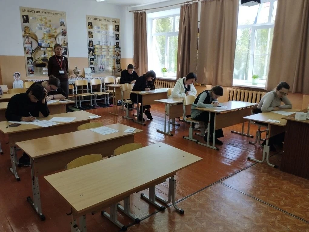 📢 Родители оценили ЕГЭ на «отлично»: в Брылинской школе прошла Всероссийская акция