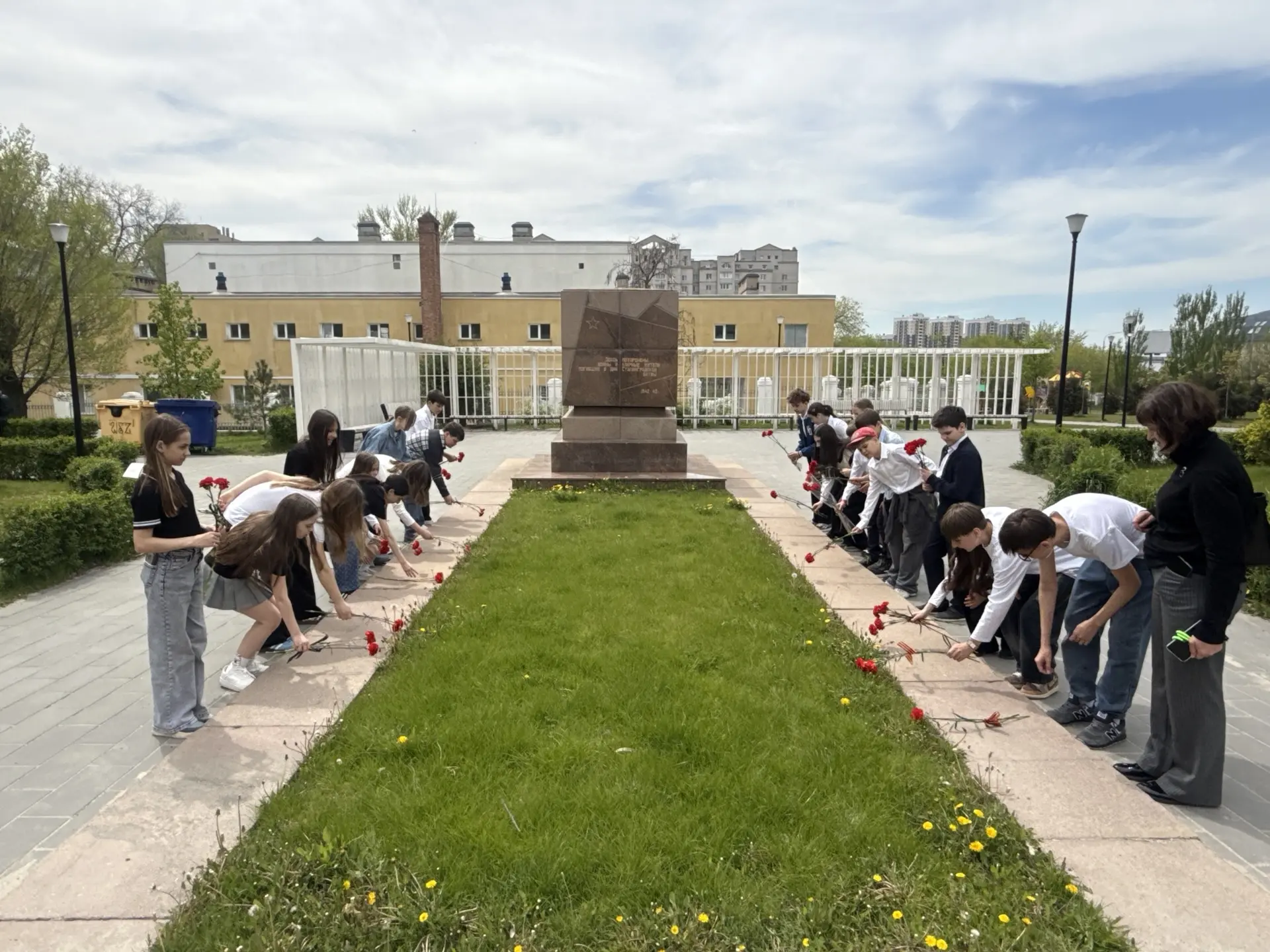 ✨Учащиеся 6 «В» класса МОУ Гимназия №1 присоединились к всероссийской акции «Цветы на граните». Ребя