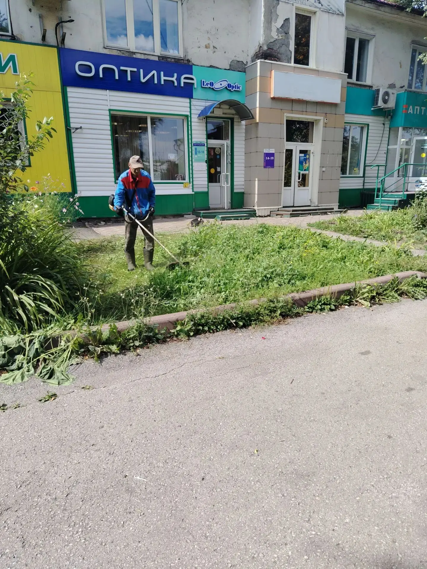 🌿 Мы продолжаем делать наши дворы и город уютнее. За последние дни наша бригада провел...