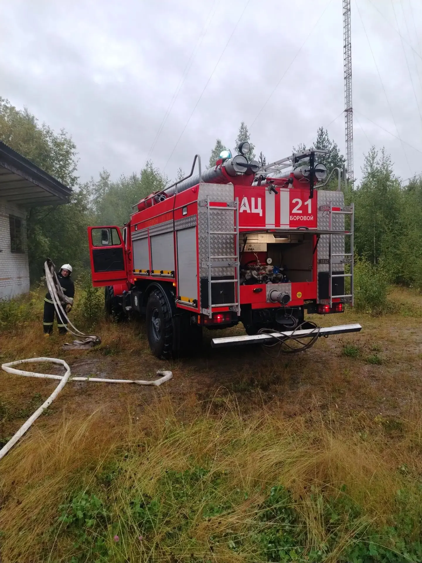 🔥 Пожарные посёлка Боровой ликвидировали возгорание автомобиля в гаражном боксе