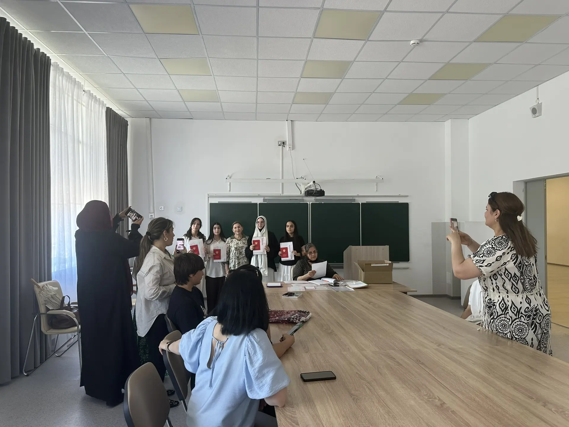 День, который запомнится: в школе вручили аттестаты выпускникам! 🌟