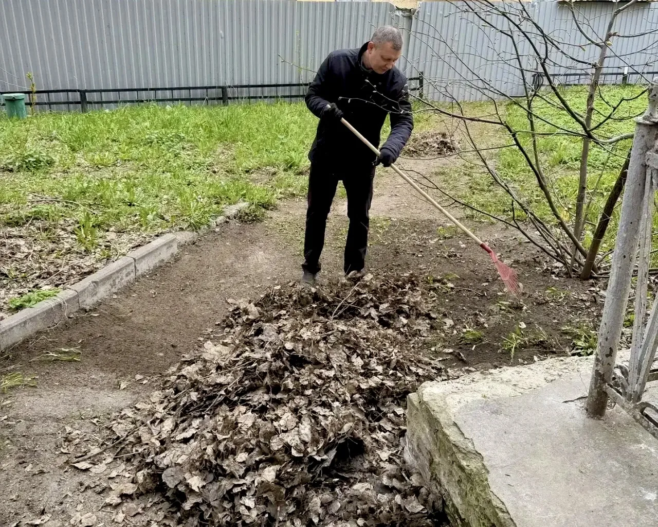🌿 Наводим порядок вместе: коллектив Комитета присоединился к общегородскому субботнику  В День благо