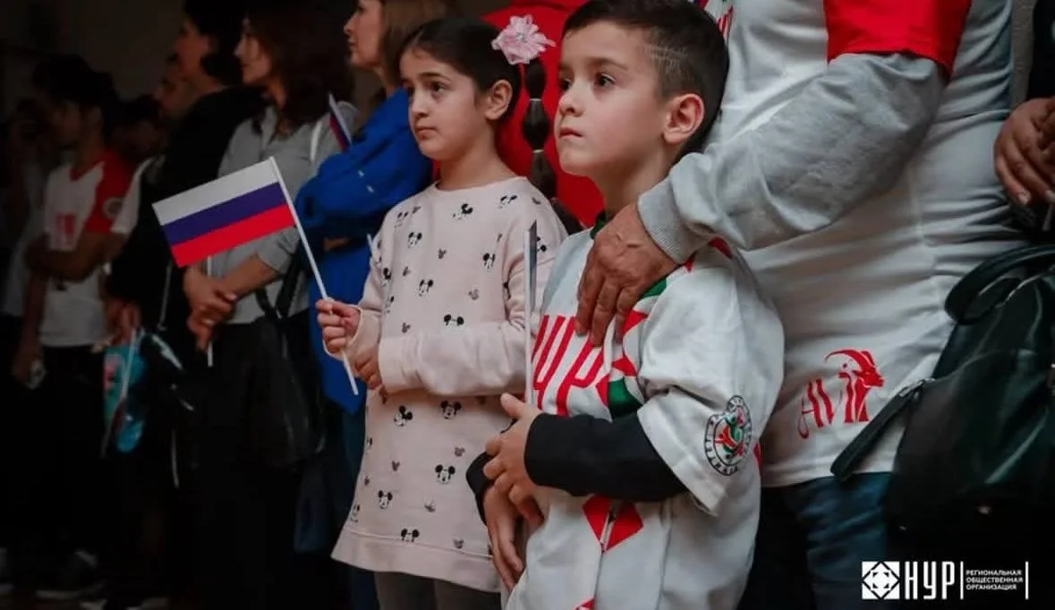 Дорогие друзья!

Сердечно поздравляю с Днем России! 
Наша страна — это уникальный союз сотен народов