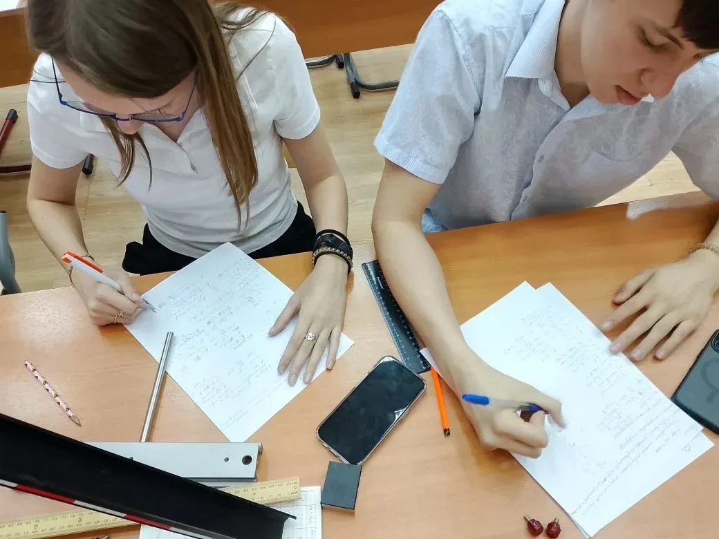🧪 Кибер-бой: Физика на максимум!  7 мая для учеников 10 И выдался жарким 🔥. Ребята приняли участие в