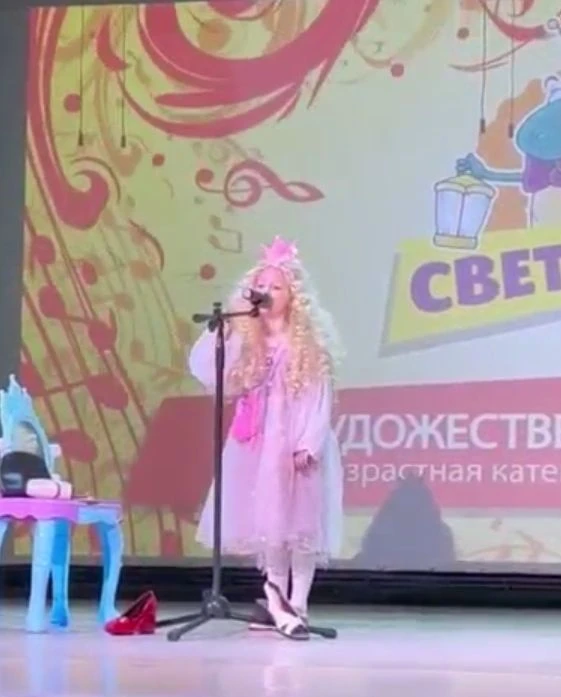 Воспитанницы группы «Фантазёры» приняли участие в районном конкурсе юных дарований «Све...