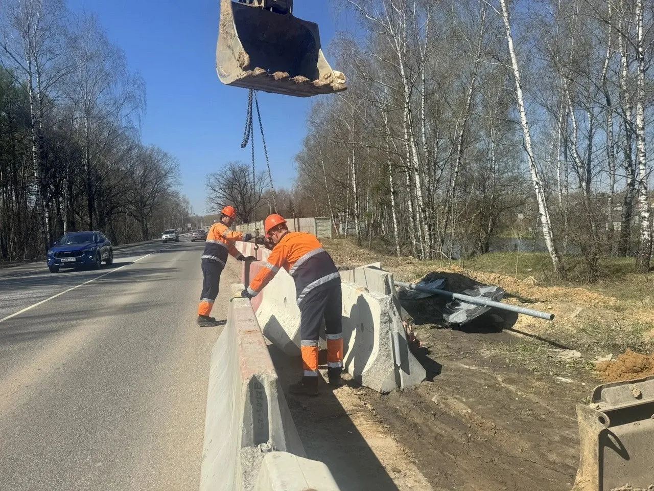 В Мытищах в рамках реконструкции участка Осташковского шоссе (более 430 метров) устраивают земполотн