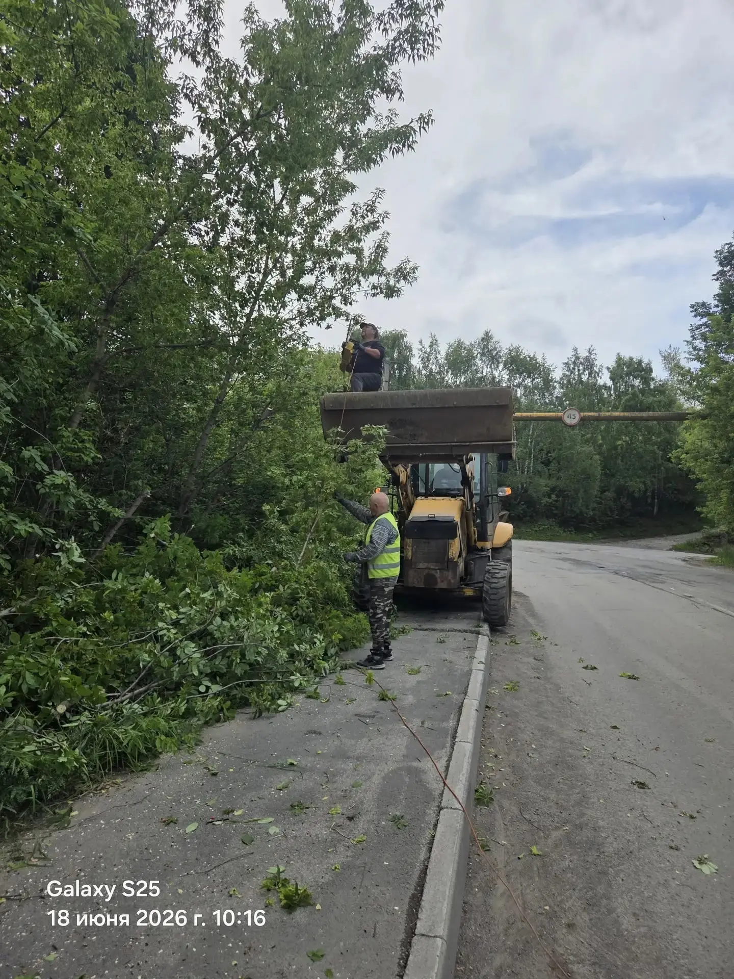 🌳 МКУ «ГКХ» проводит обрезку деревьев в Катав-Ивановске! 🌳

Эта важная работа, проведенная на ул. 
