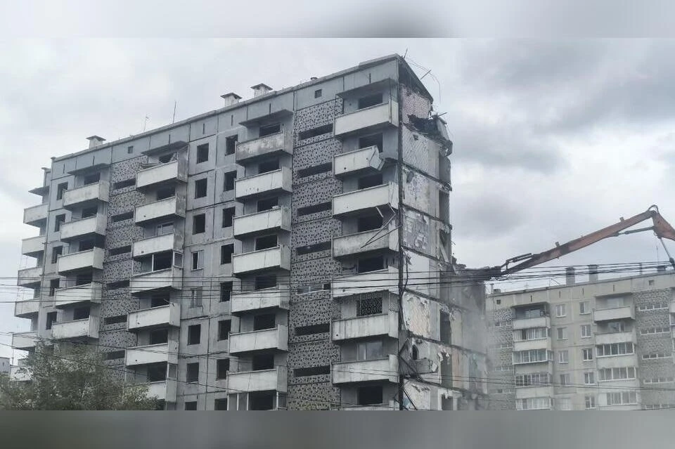 🏗 Прощай, «горизонт»: в Чите начали сносить легендарный падающий дом в Северном

В микрорайоне Севе