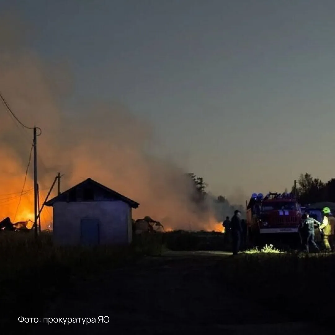 После гибели 14 человек при пожаре на предприятии по производству пиротехники в Ярослав...