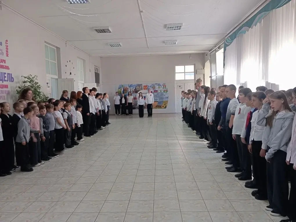 🌟 С понедельника по-новому: Сила там, где мы вместе!  Новая учебная неделя в нашей школе стартовала 