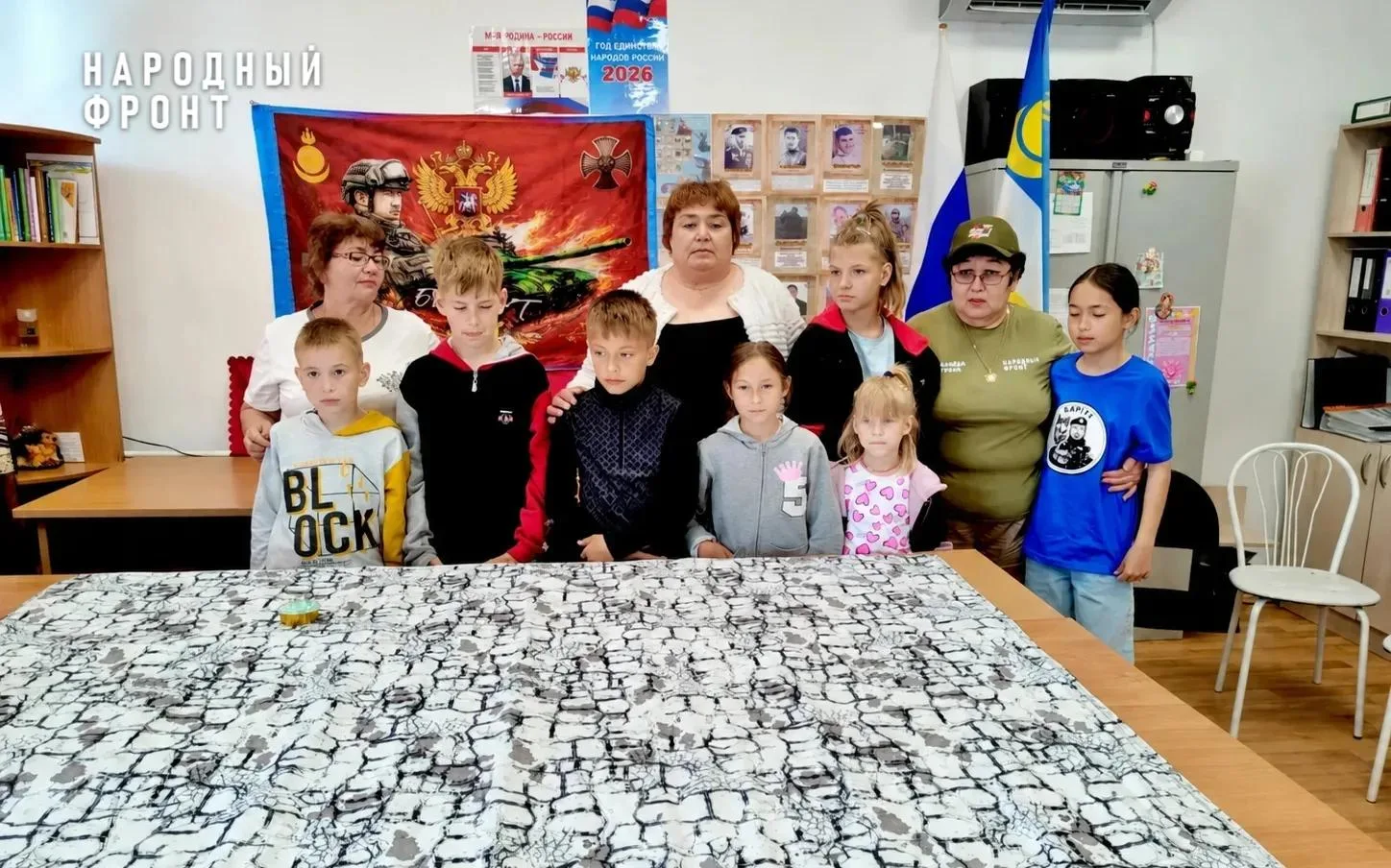 Жители Баргузина шьют "плащи-невидимки" для бойцов.

Накинул одеяло - и боец уже невидим для дрона с