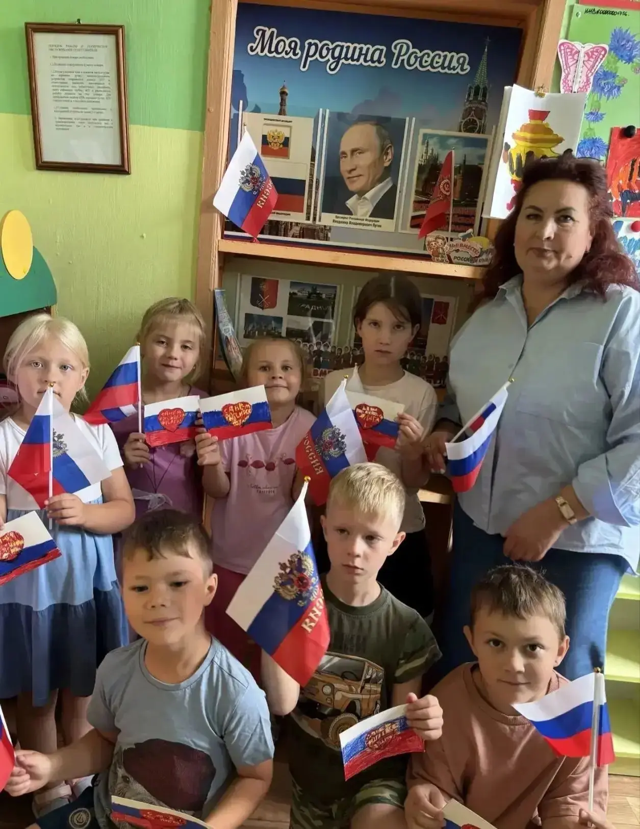 В группе «Василёк» детского сада «Родничок» отметили День Российского флага! 🇷🇺