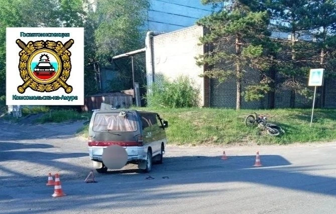В Комсомольске мотоцикл врезался в микроавтобус: байкер госпитализирован 🏍💥🚐😱
