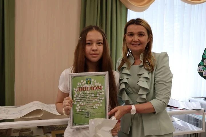 "Өченче яшь төркеме" номинациясендә Күҗәкә төп гомуми белем бирү мәктәбе укучысы Хәйбие...