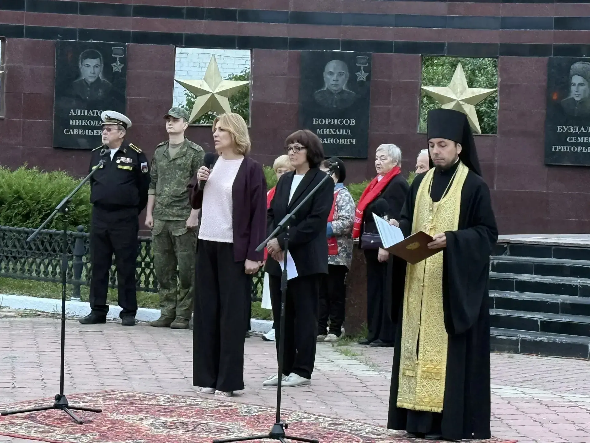 Сегодня ровно в 4 утра 22 июня 2026 года, в День памяти и скорби, площадь Г. К. Жукова ...