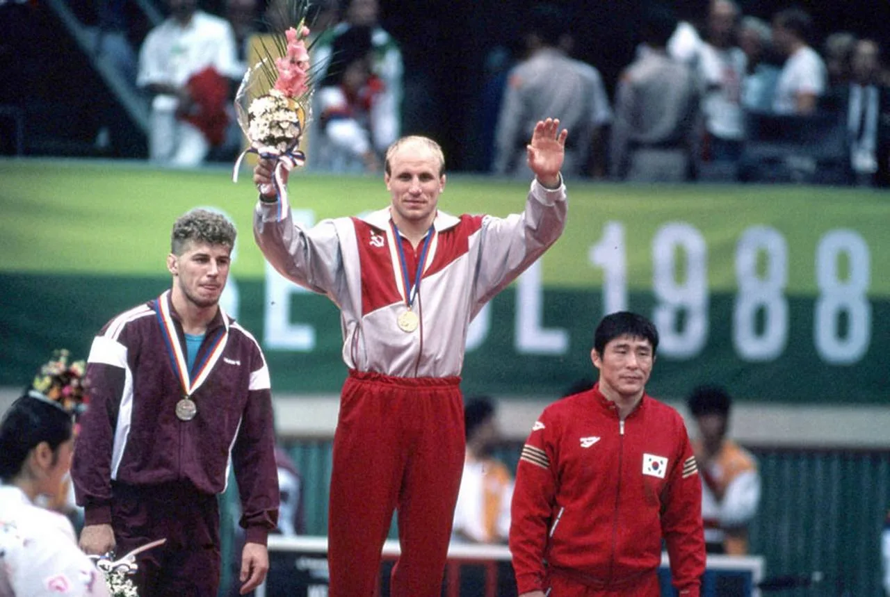 💪🏻 🏆 Сто подъемов по канату за час — с ногой в гипсе. Так Михаил Мамиашвили трениров...